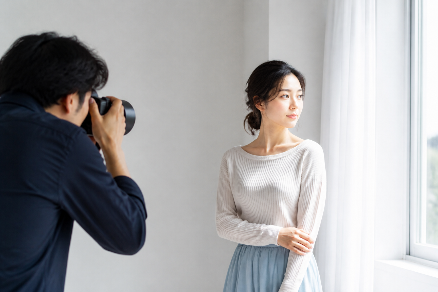 窓際の柔らかい横光で人物を撮影する場面