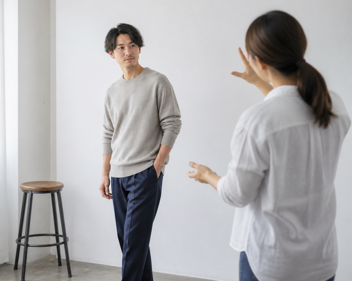 斜め姿勢と手の置き場を整えるポージング指導の場面